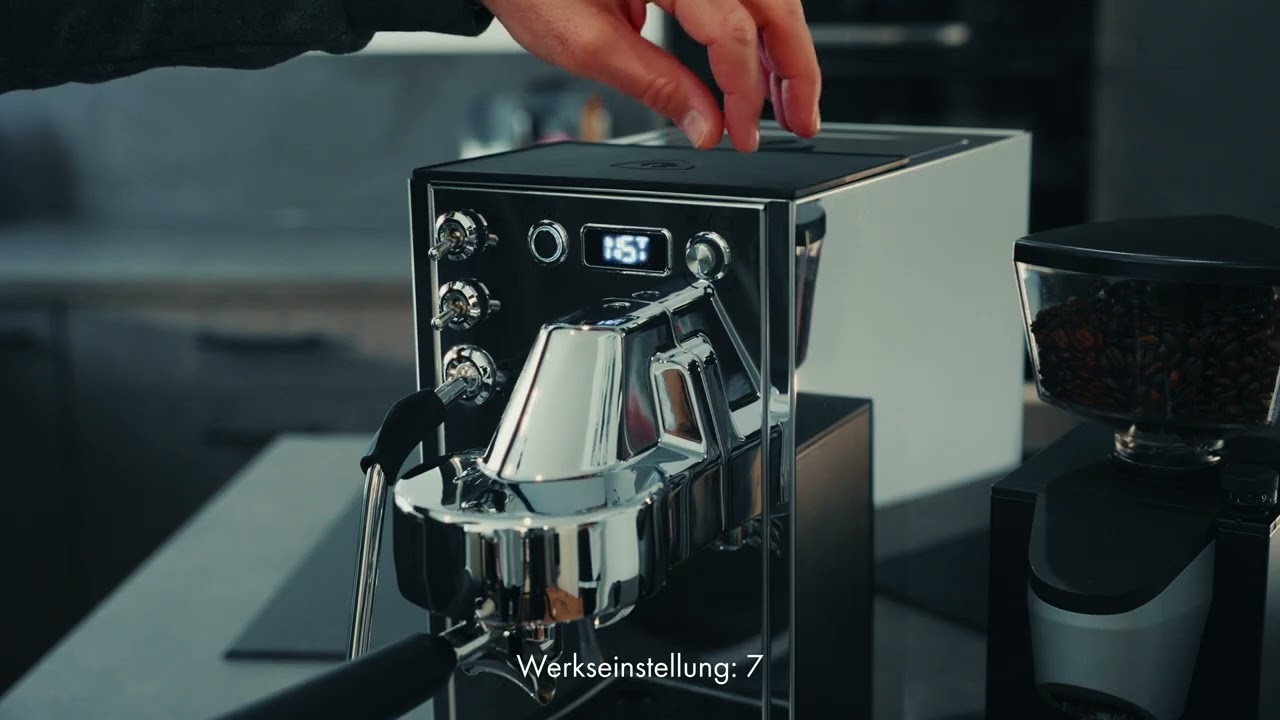 Une personne utilise une machine à expresso avec un moulin.