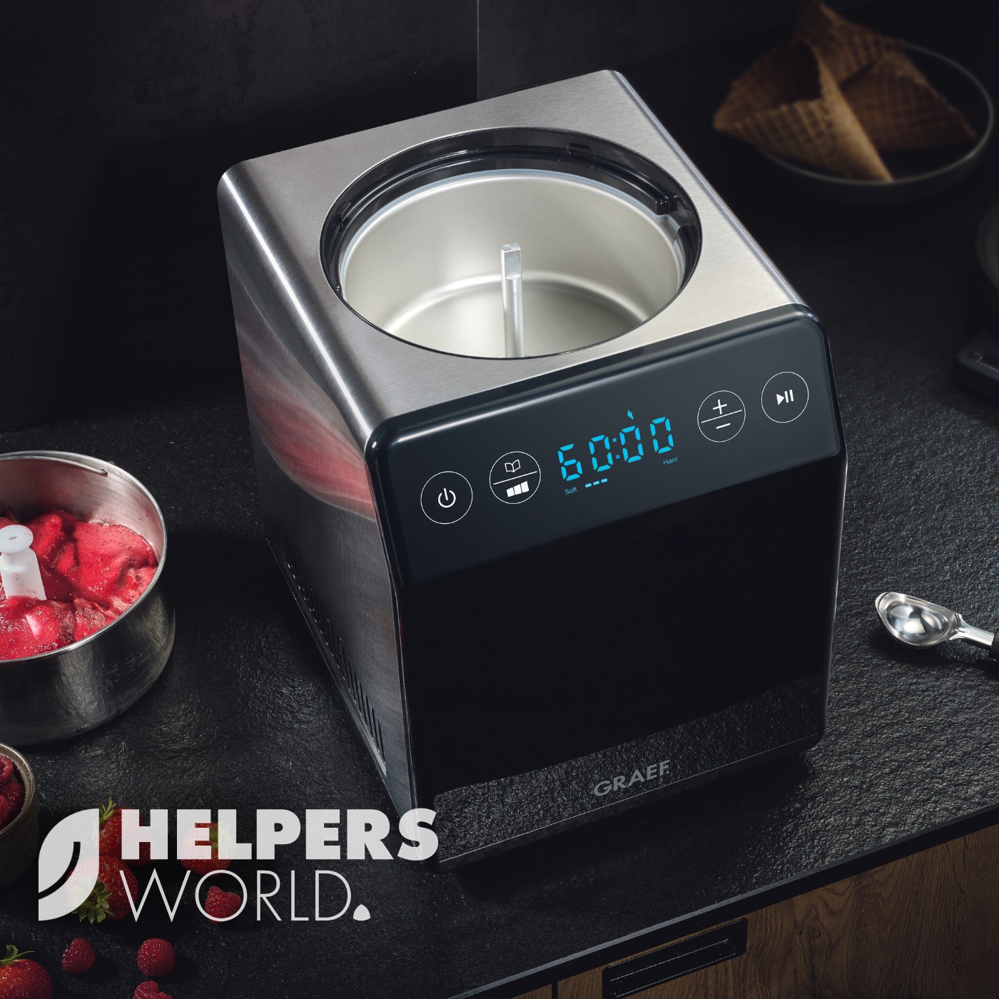 Gelatiera con display digitale e ingredienti per gelato su una superficie nera.