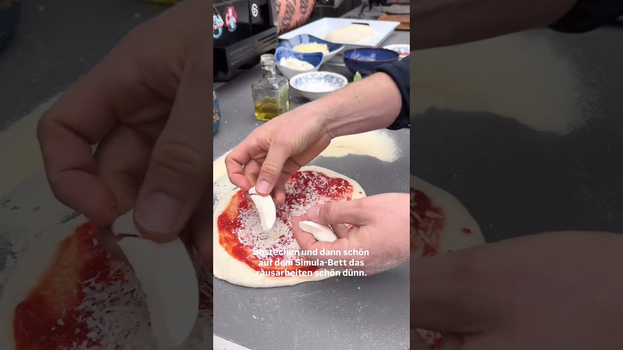 Persona mette formaggio sulla pizza, testo: taglia e poi lavora bene sul letto Simula sottile.