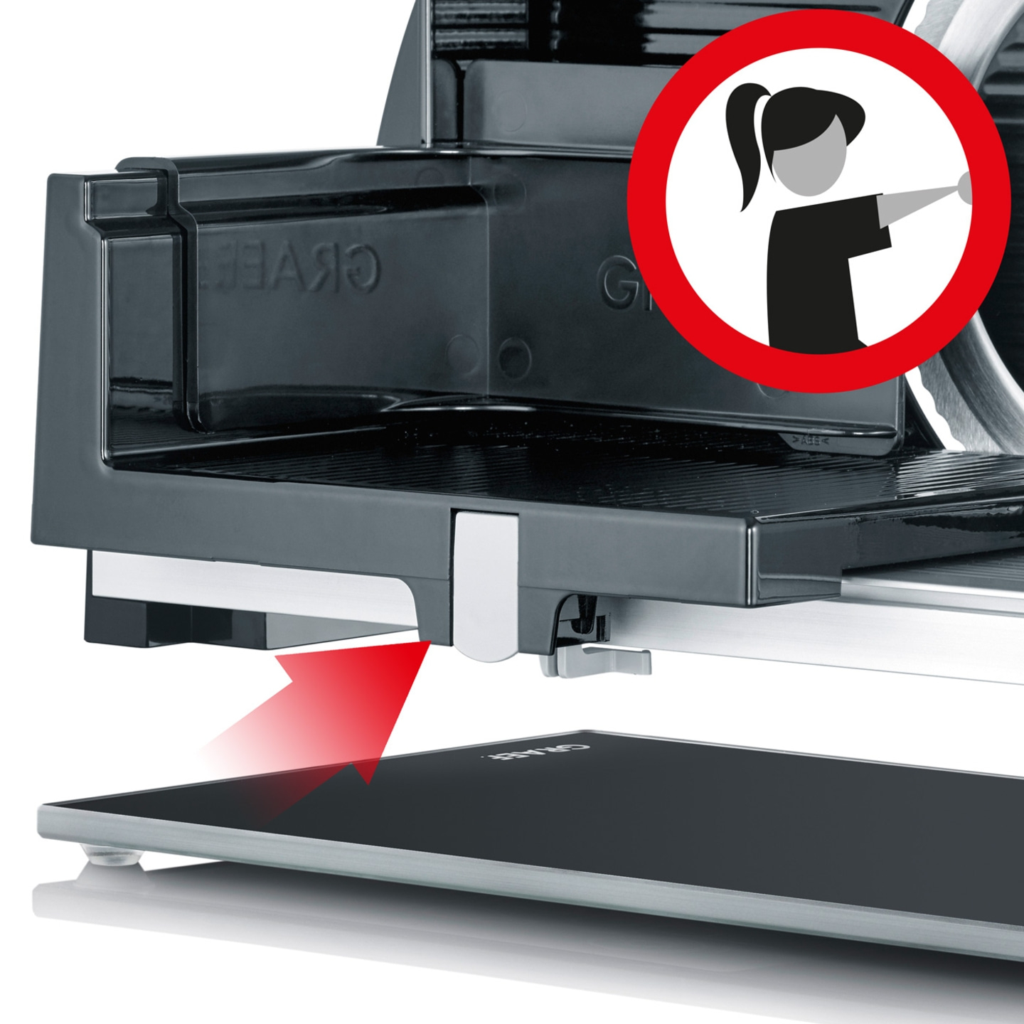 Affettatrice con freccia rossa e simbolo di avvertimento per la sicurezza