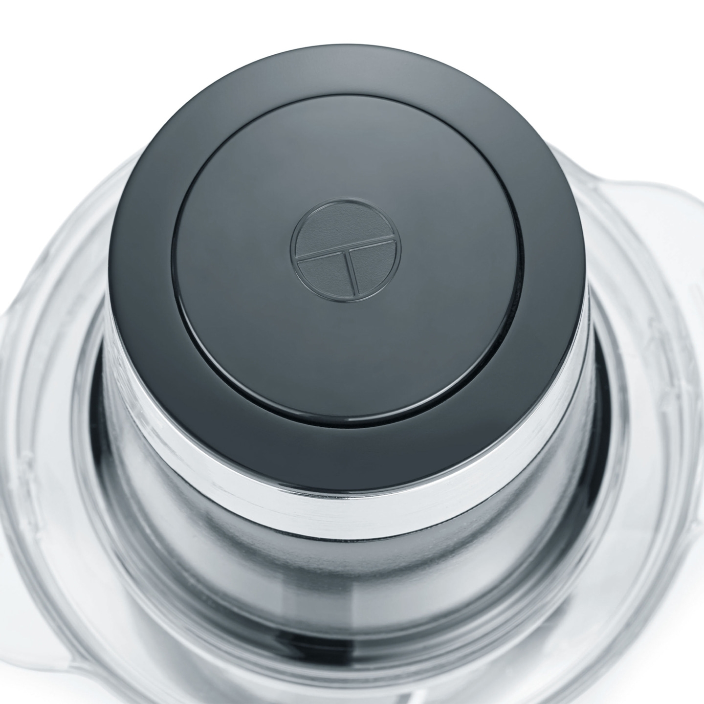 Vue de dessus d'un mixeur gris avec un logo sur le couvercle, gros plan.