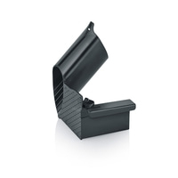 Conteneur en plastique noir, ouvert pour contenir ou stocker quelque chose, isolé sur fond blanc.