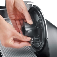 Mains assemblant un appareil noir. Plan détaillé. Gros plan. Montage.