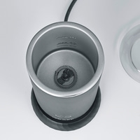 Montalatte grigio con frusta e segni di misurazione, su sfondo bianco, vista dall'alto