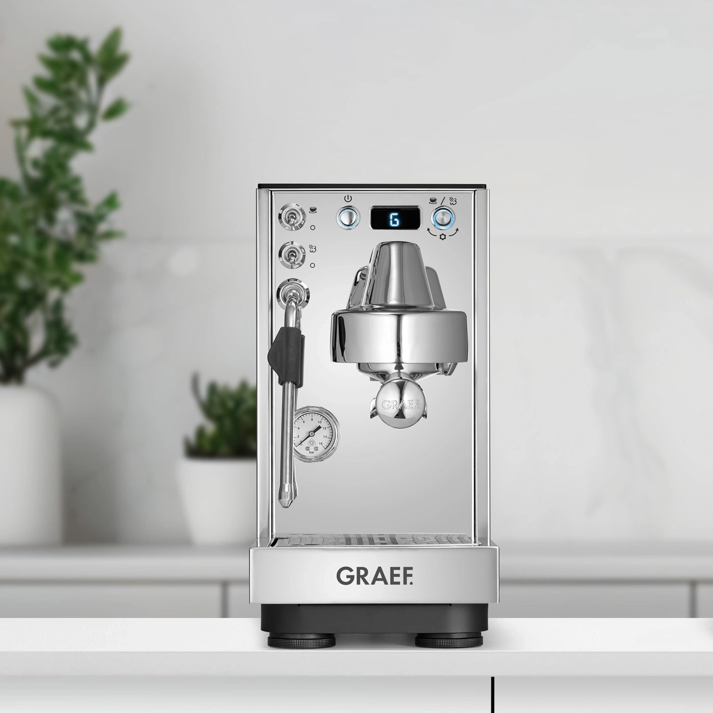 Une machine à expresso Graef chromée brillante avec écrans numériques et buse vapeur.