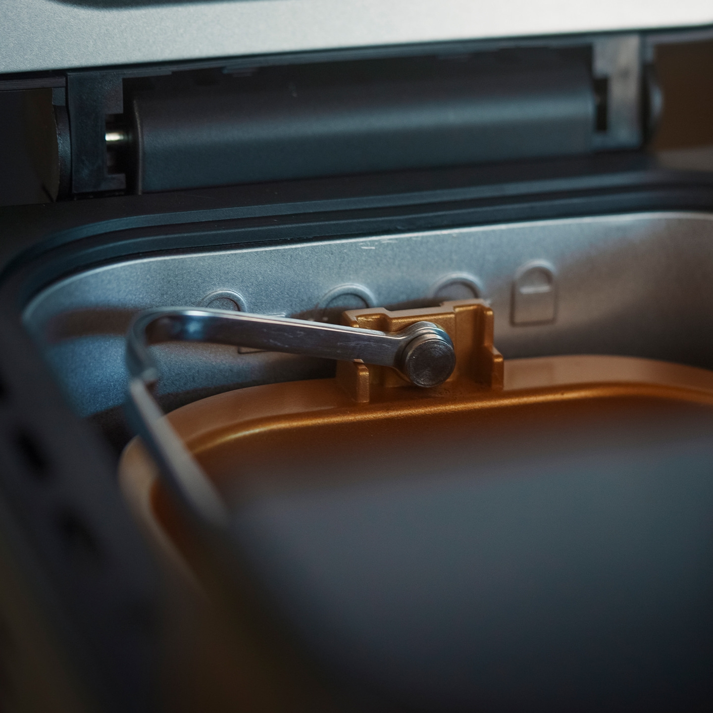 Primo piano di una macchina per il pane con interno dorato e strumento