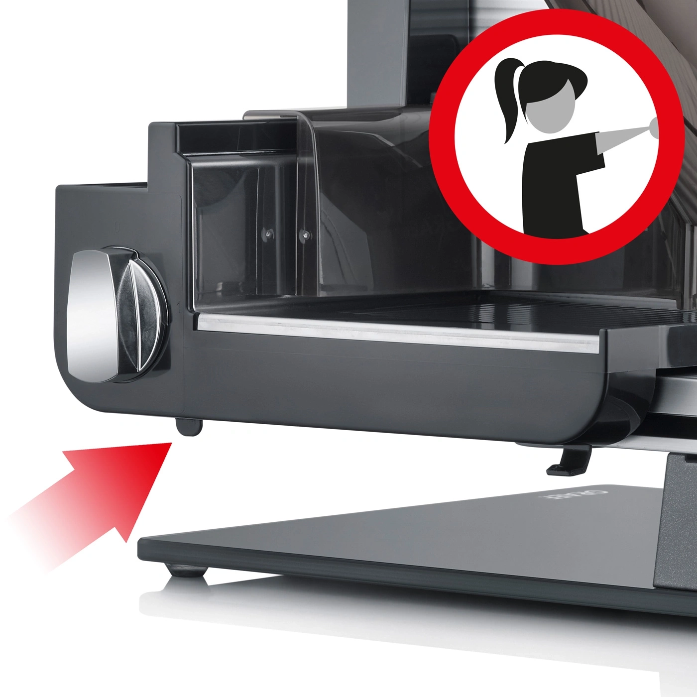 Affettatrice con freccia rossa e segnale di avvertimento per la sicurezza