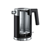 Coupe transversale d'une bouilloire noire et argentée avec poignée et bec verseur