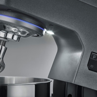 Gros plan d'un mélangeur de cuisine gris avec éclairage bleu et panneau de commande