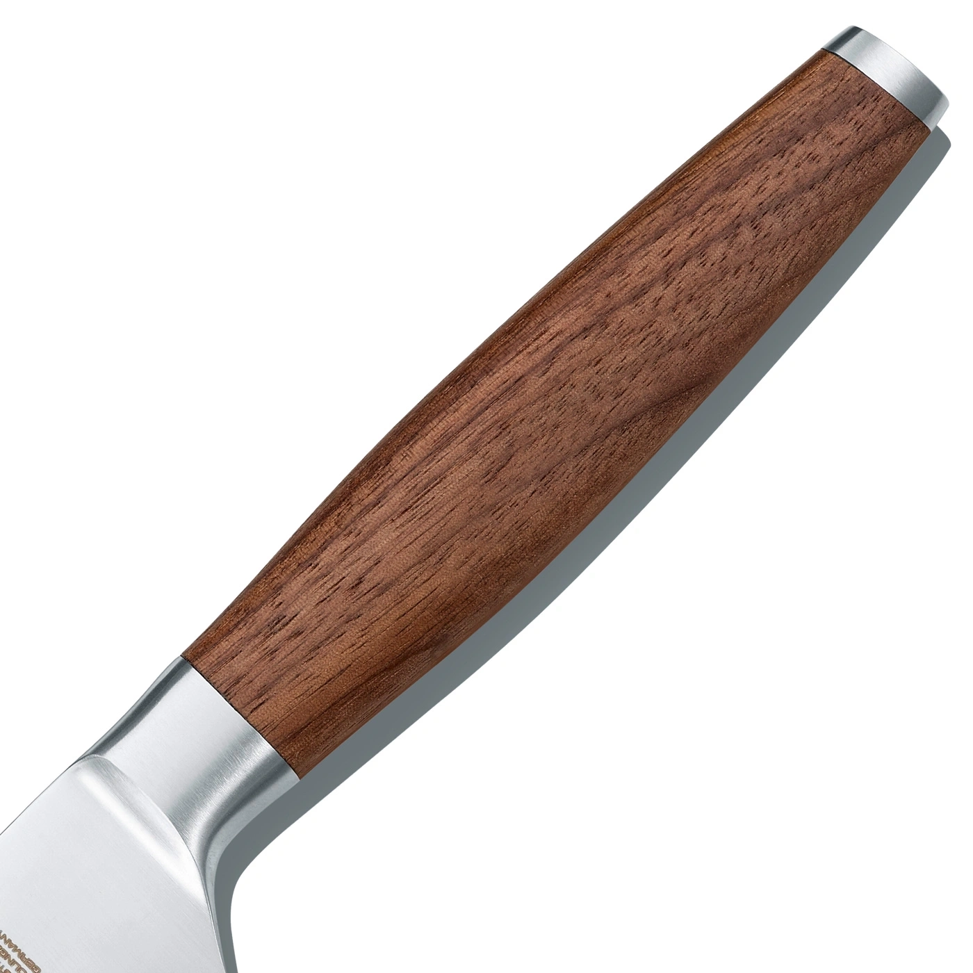 Gros plan d'un manche de couteau en bois et métal, isolé