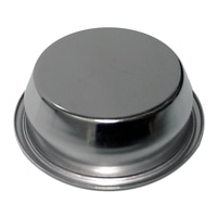 Tasse en métal brillant avec un large bord, probablement pour le café ou l'espresso