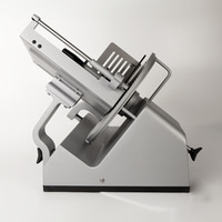 Trancheuse à viande argentée sur fond blanc, gros plan détaillé