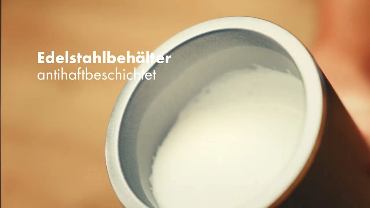 Récipient en acier inoxydable avec revêtement antiadhésif rempli de lait, gros plan