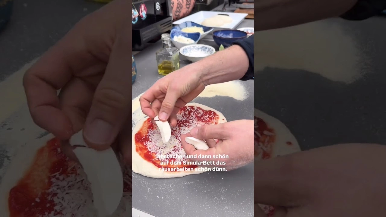 Une personne met du fromage sur une pizza, texte : couper et ensuite bien travailler sur le lit Simula fin.