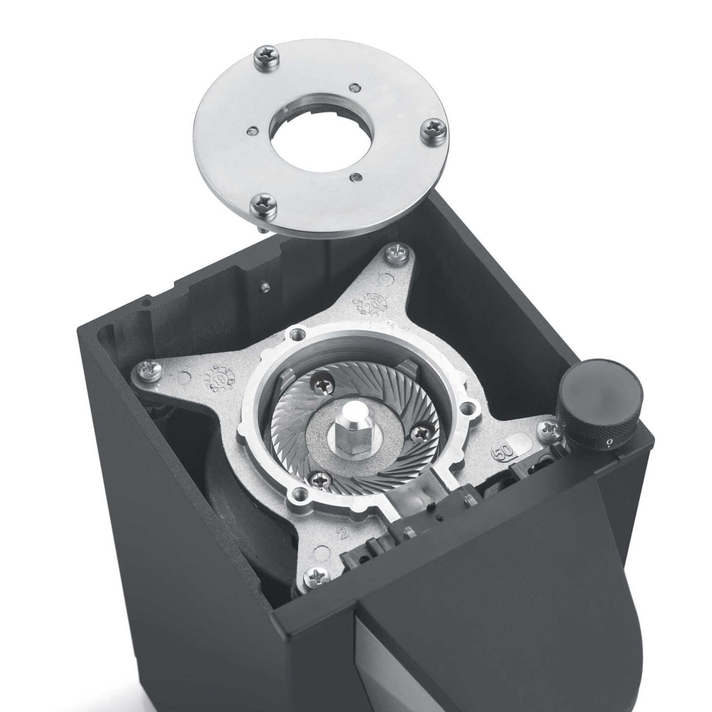 Moulin à café démonté, meule, couvercle, vis, gros plan, pièces internes, technologie