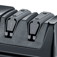 Primo piano di un affilacoltelli nero con i numeri 1 e 2.