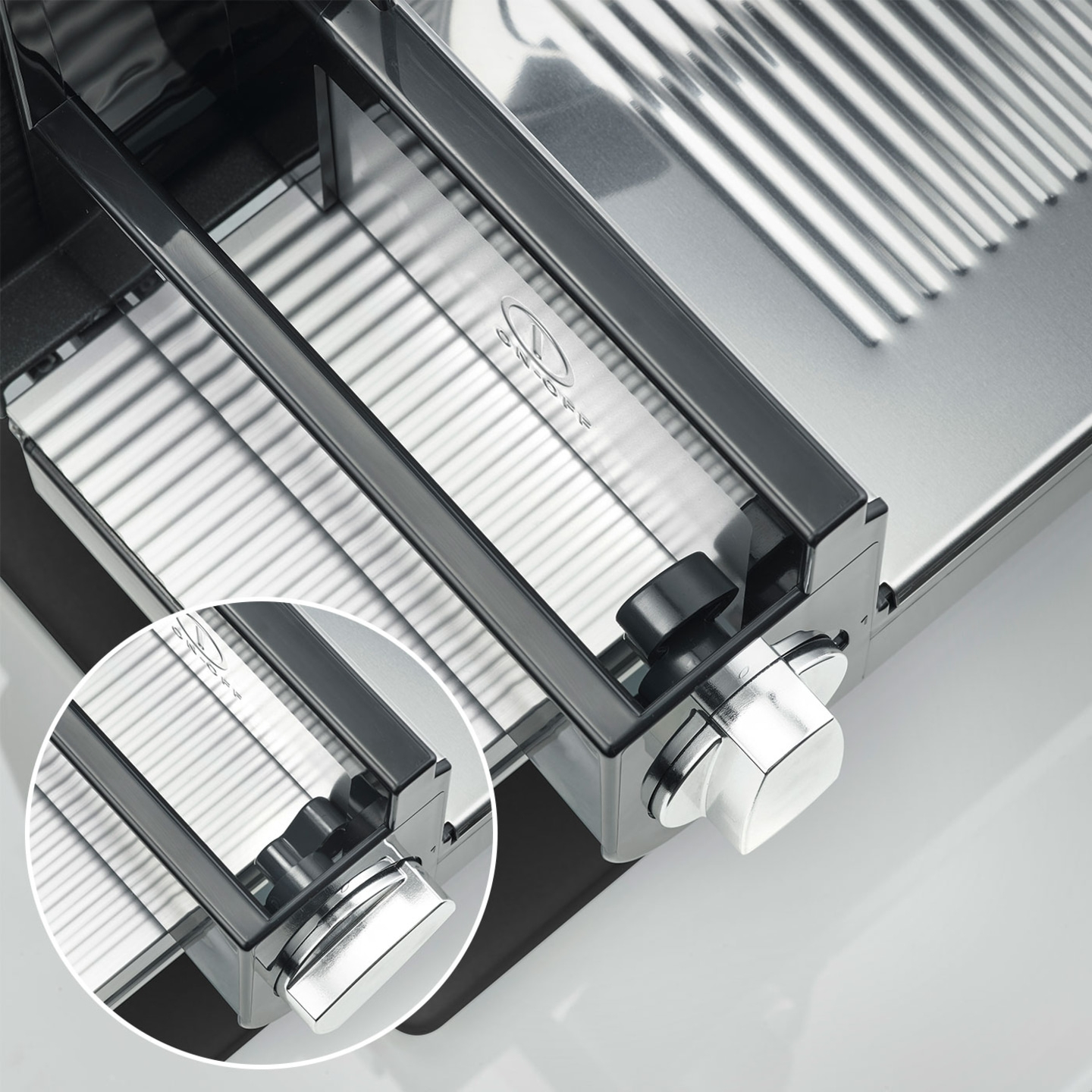 Primo piano di un'affettatrice d'argento con manopole e dettagli