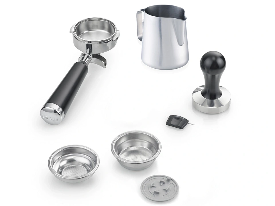 Accessoires pour machine à expresso : porte-filtre, tamper, pichet à lait, paniers, outil de nettoyage