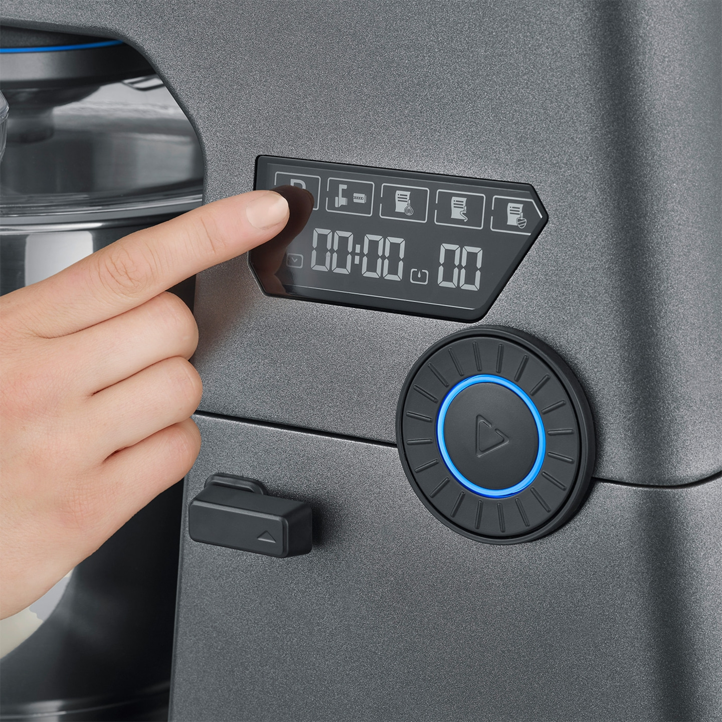 Main appuyant sur bouton du mixeur. Affichage numérique 00:00.00. Panneau de contrôle avec icônes.