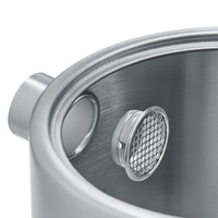 Gros plan d'un récipient en métal argenté avec deux ouvertures et un tamis