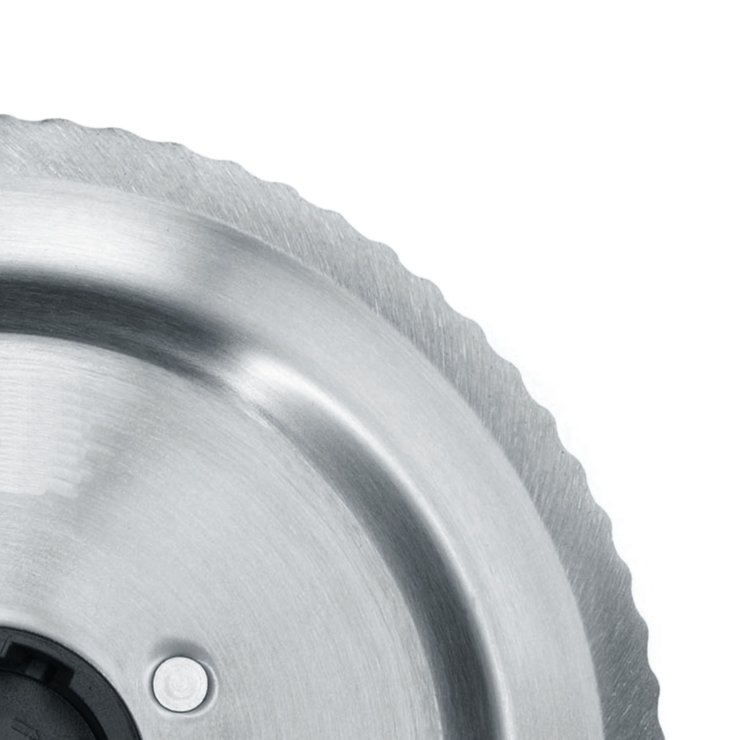 Lame de scie circulaire en métal avec bords dentelés et surface lisse