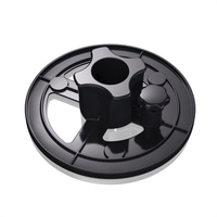 Parte in plastica nera con manopole e fori, isolata su sfondo bianco, lucida.