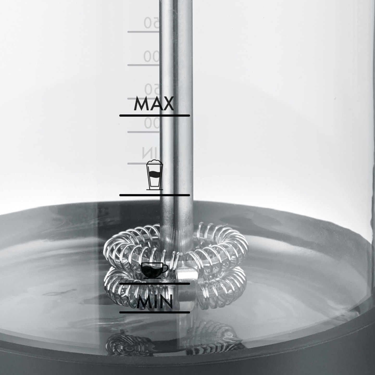 Gros plan d'un mousseur à lait avec des marques min et max.