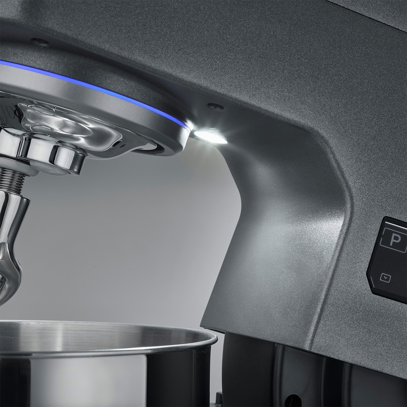 Gros plan d'un mélangeur de cuisine gris avec éclairage bleu et panneau de commande