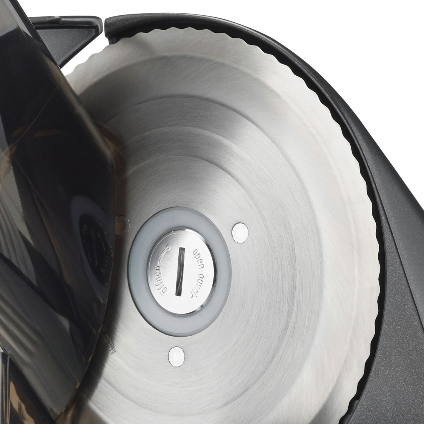 Primo piano di un'affettatrice elettrica con lama seghettata e pannello di controllo