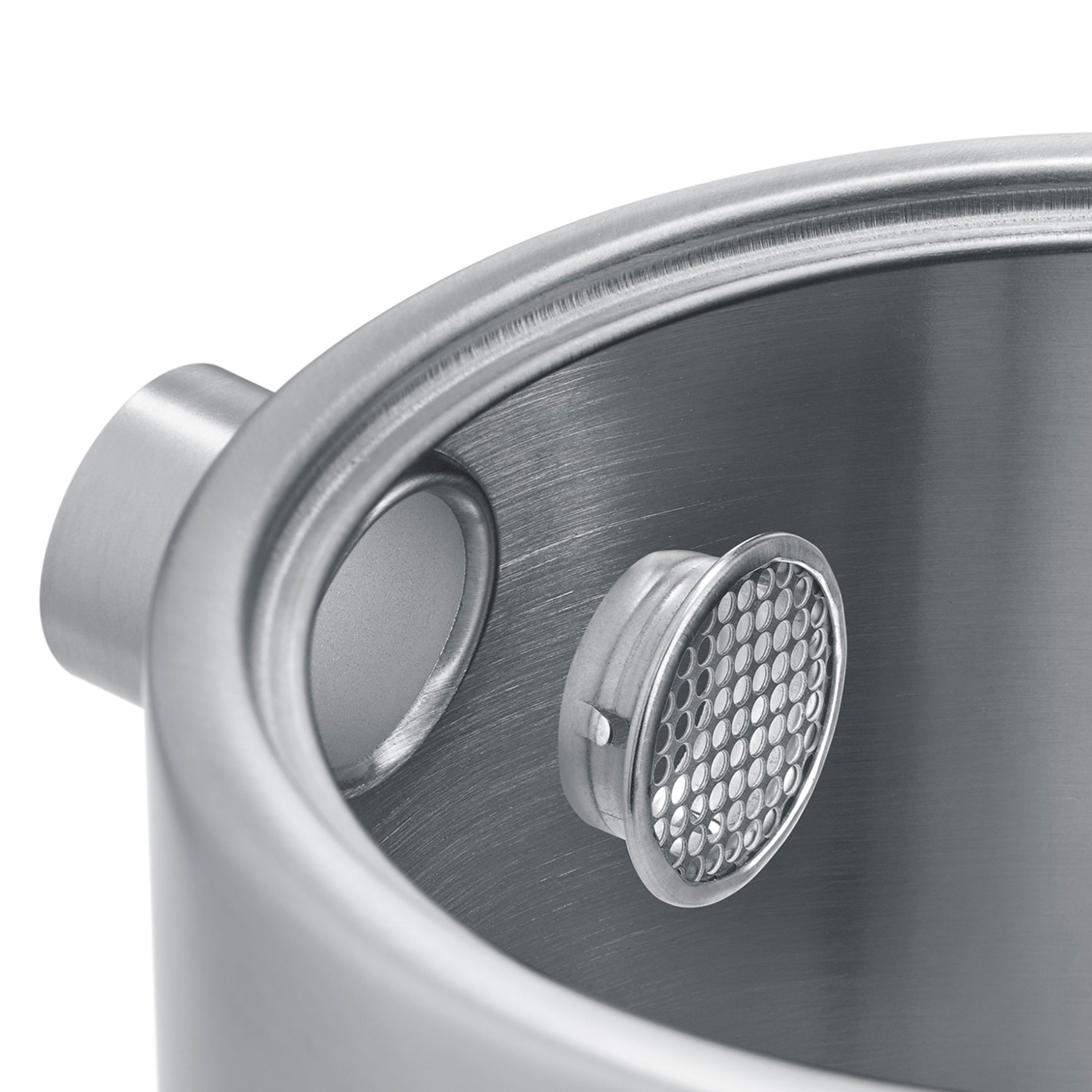 Gros plan d'un récipient en métal argenté avec deux ouvertures et un tamis