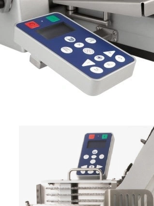 Primo piano del pannello di controllo di un dispositivo con pulsanti e display