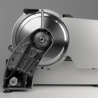 Primo piano di un'affettatrice con lama affilata e meccanismo a cinghia