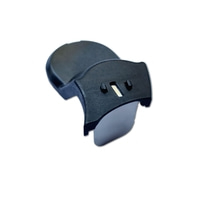 Pièce en plastique noir avec des trous et une forme incurvée sur fond blanc