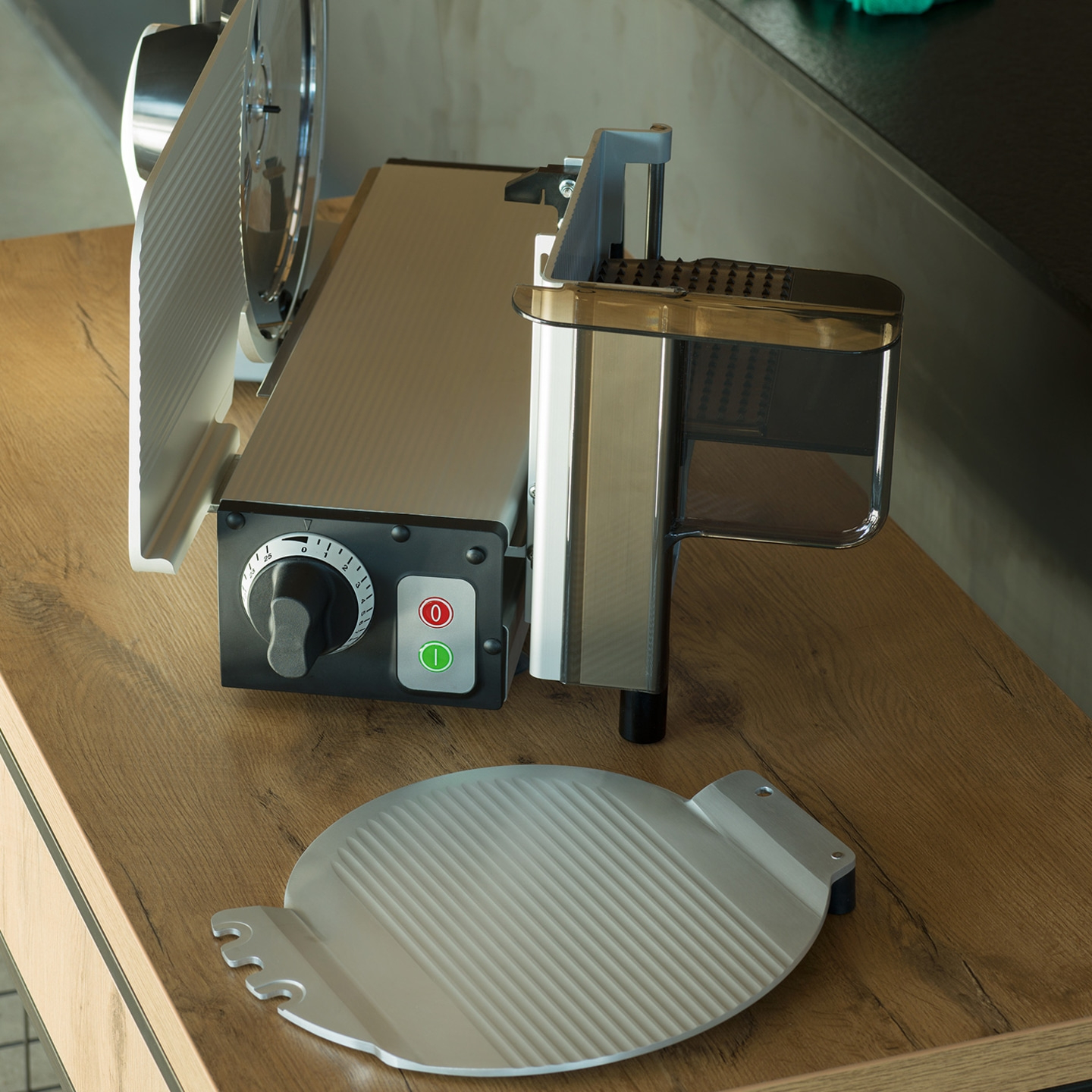 Affettatrice per carne su tavolo di legno con accessori e pulsanti