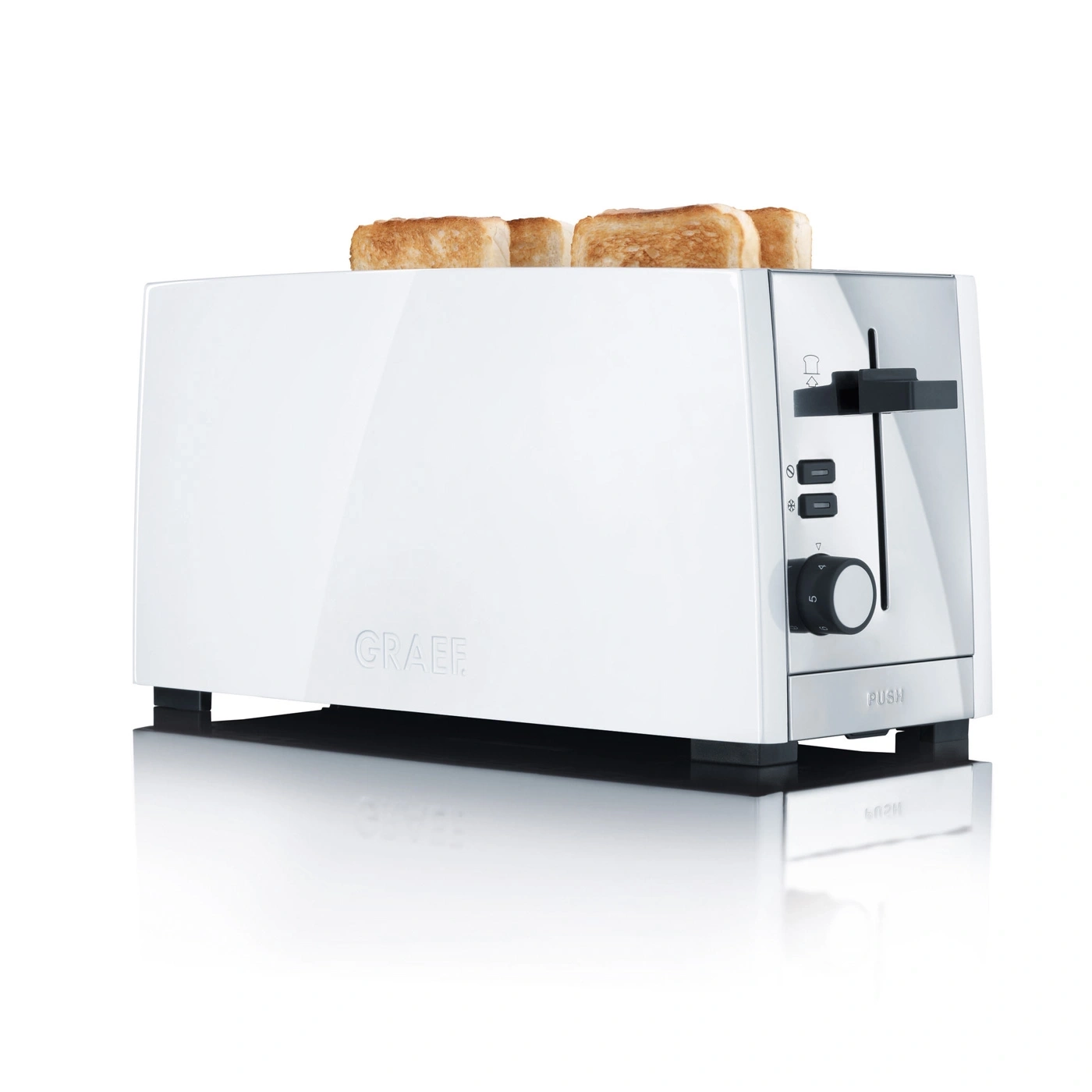 Un tostapane bianco con tre fette di pane tostato