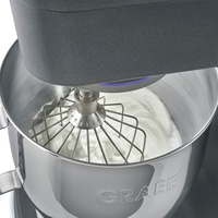 Batteur sur socle avec fouet et blancs d'œufs montés dans le bol. Marque Graef.