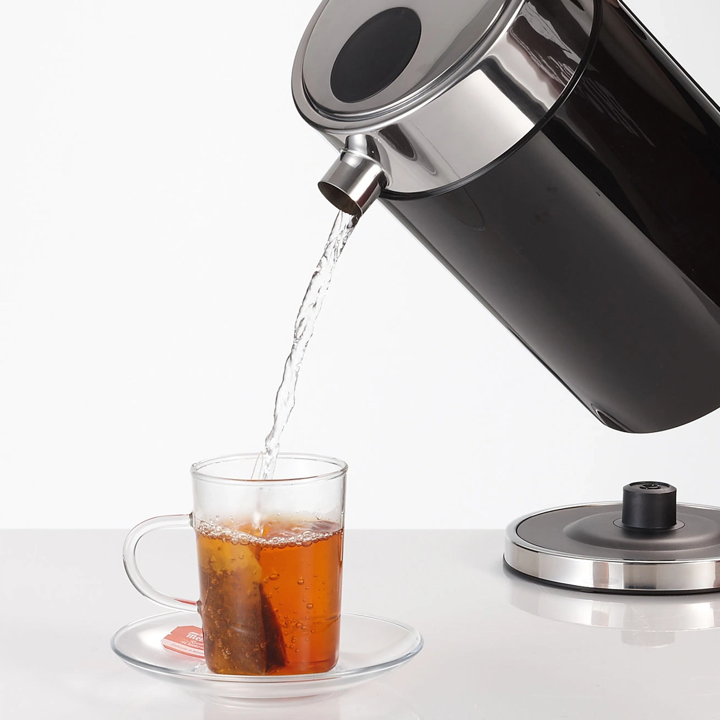 De l'eau est versée dans une tasse avec un sachet de thé.