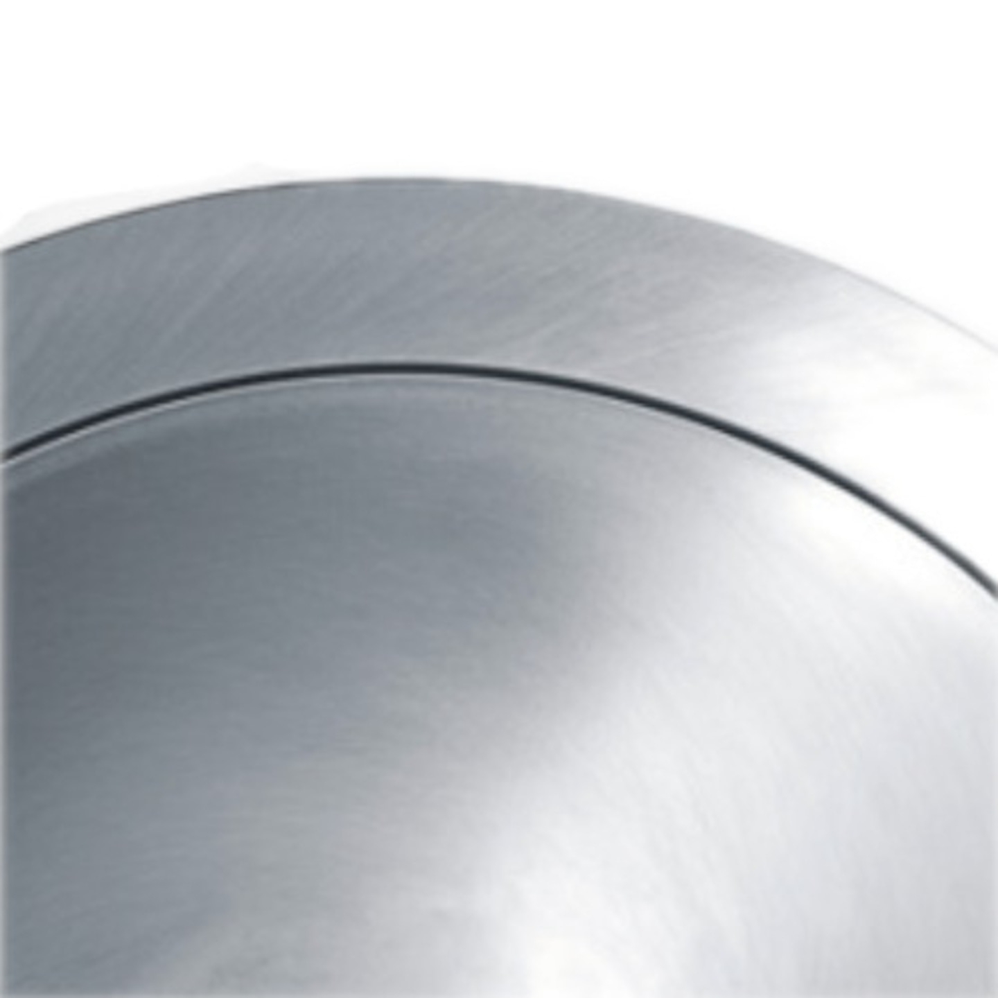 Superficie metallica con una linea nera, lucida e curva, design astratto, primo piano