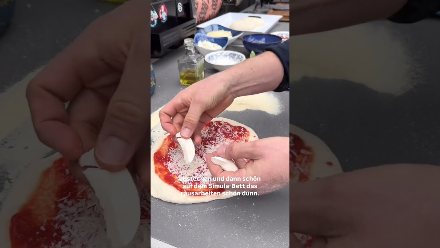 Une personne met du fromage sur une pizza, texte : couper et ensuite bien travailler sur le lit Simula fin.