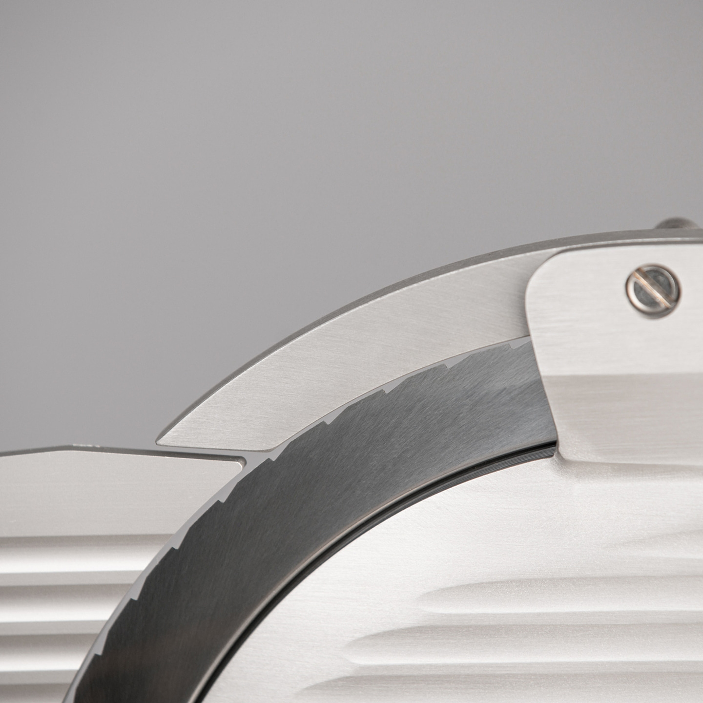 Primo piano di un'affettatrice con lama affilata e dettagli intricati