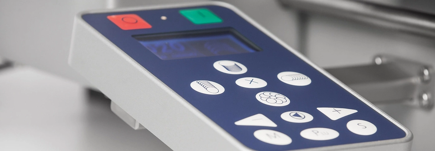 Primo piano di un pannello di controllo blu e grigio con pulsanti e display