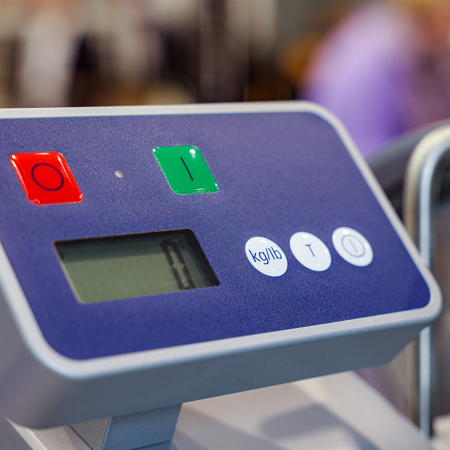 Scale with buttons and display. Shows 0. Buttons for kg/lb, T, and power. Red and green buttons.