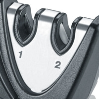 Affilacoltelli con due fessure, contrassegnato con i numeri 1 e 2.