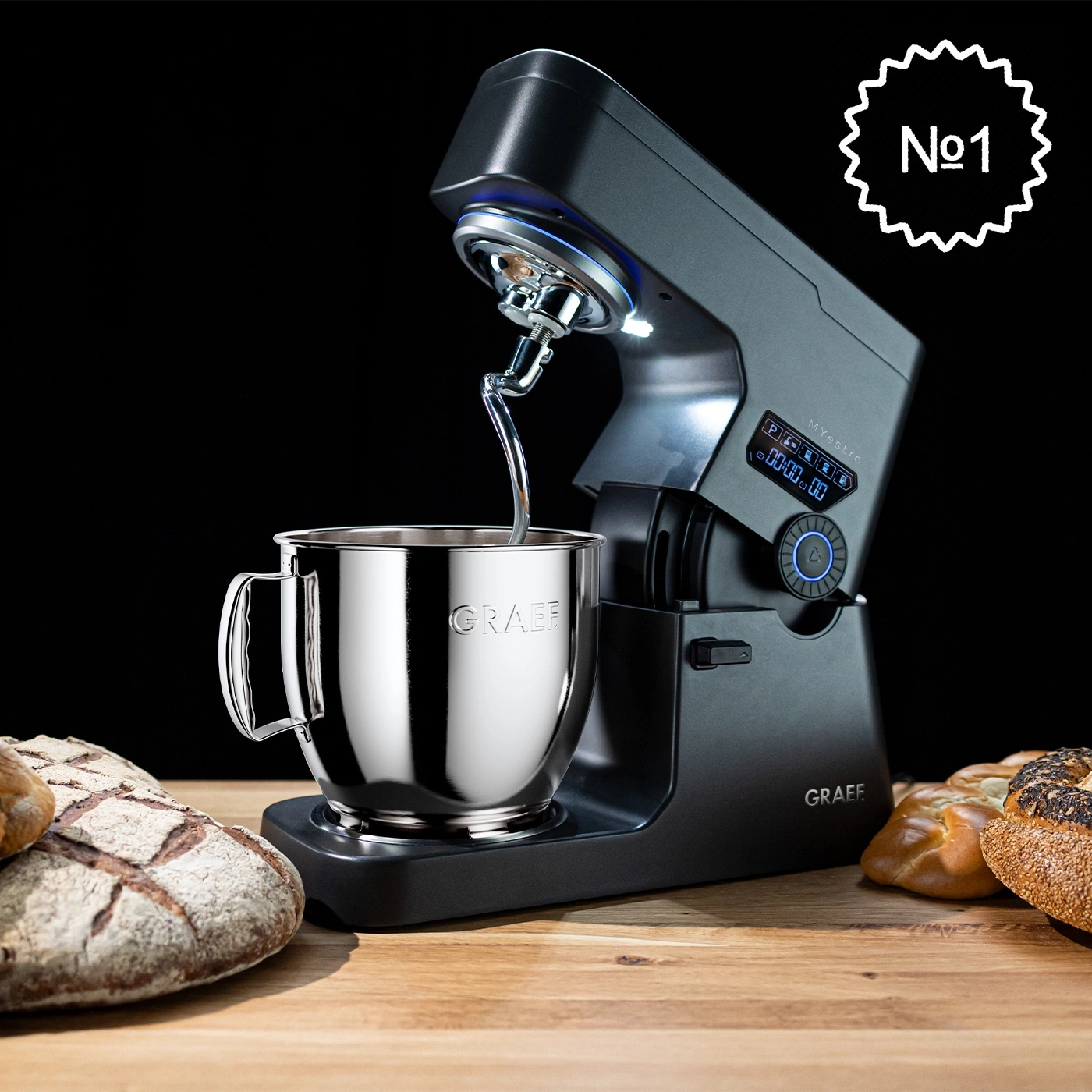 Robot da cucina con pane su superficie in legno, premio n. 1, marchio GRAEF