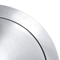 Gros plan d'une plaque métallique argentée et circulaire avec une ligne noire.