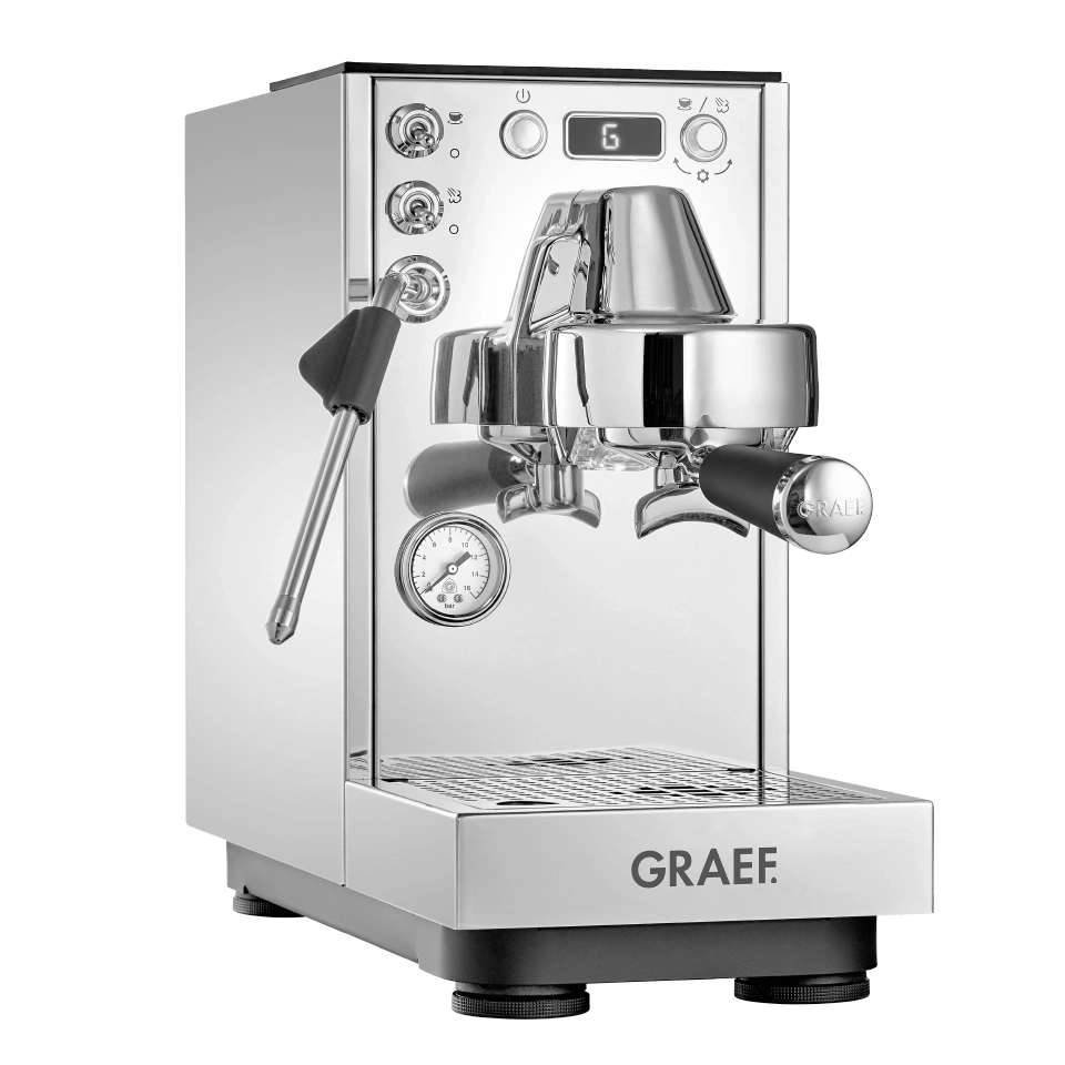 Une machine à expresso chromée brillante avec une poignée noire et un manomètre.