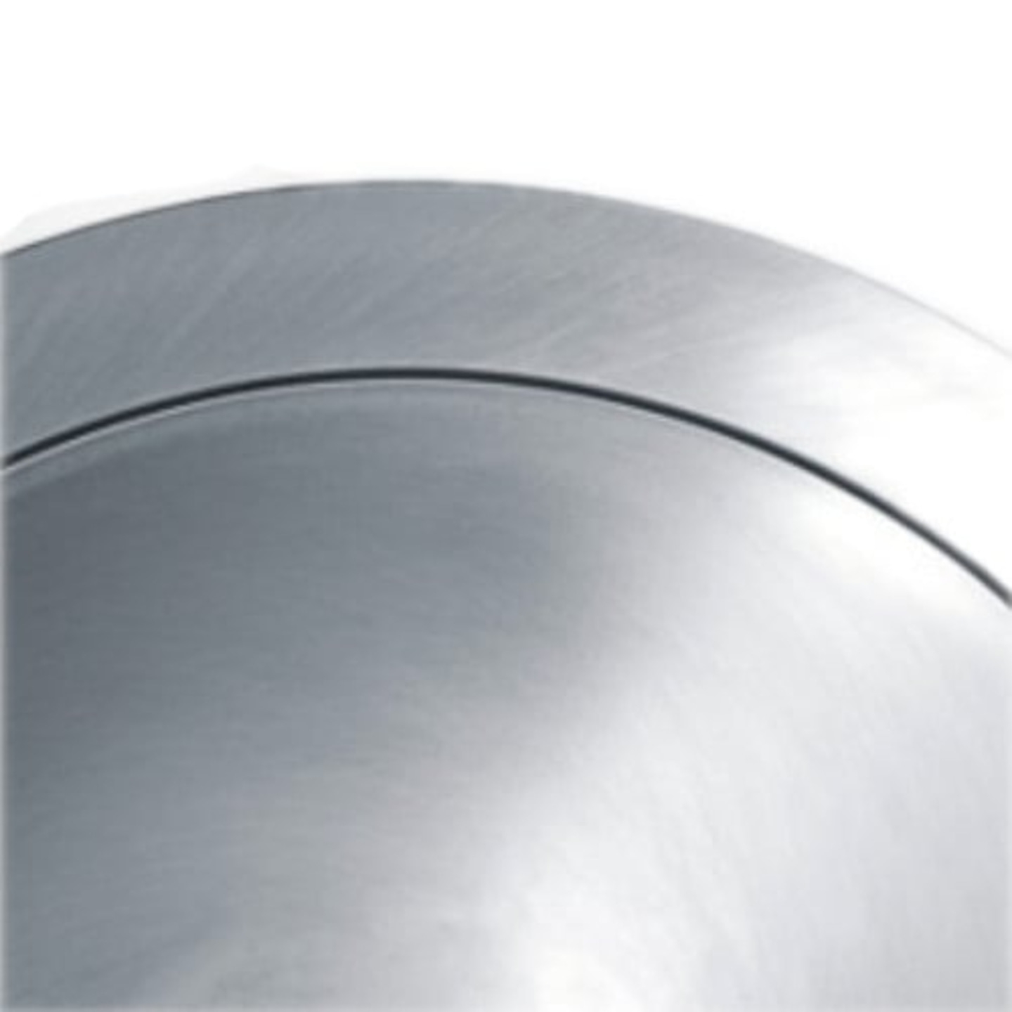 Superficie metallica grigia con una linea nera, lucida e curva, vista da vicino.