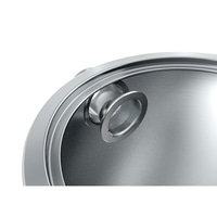 Gros plan d'un couvercle argenté avec un filtre, brillant et propre, surface métallique.