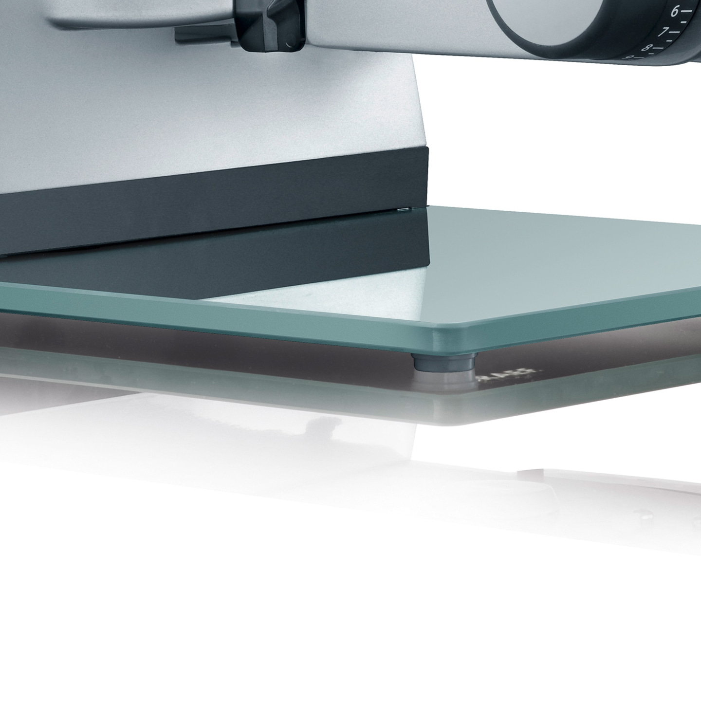 Primo piano di un supporto per tagliere in vetro su una slitta