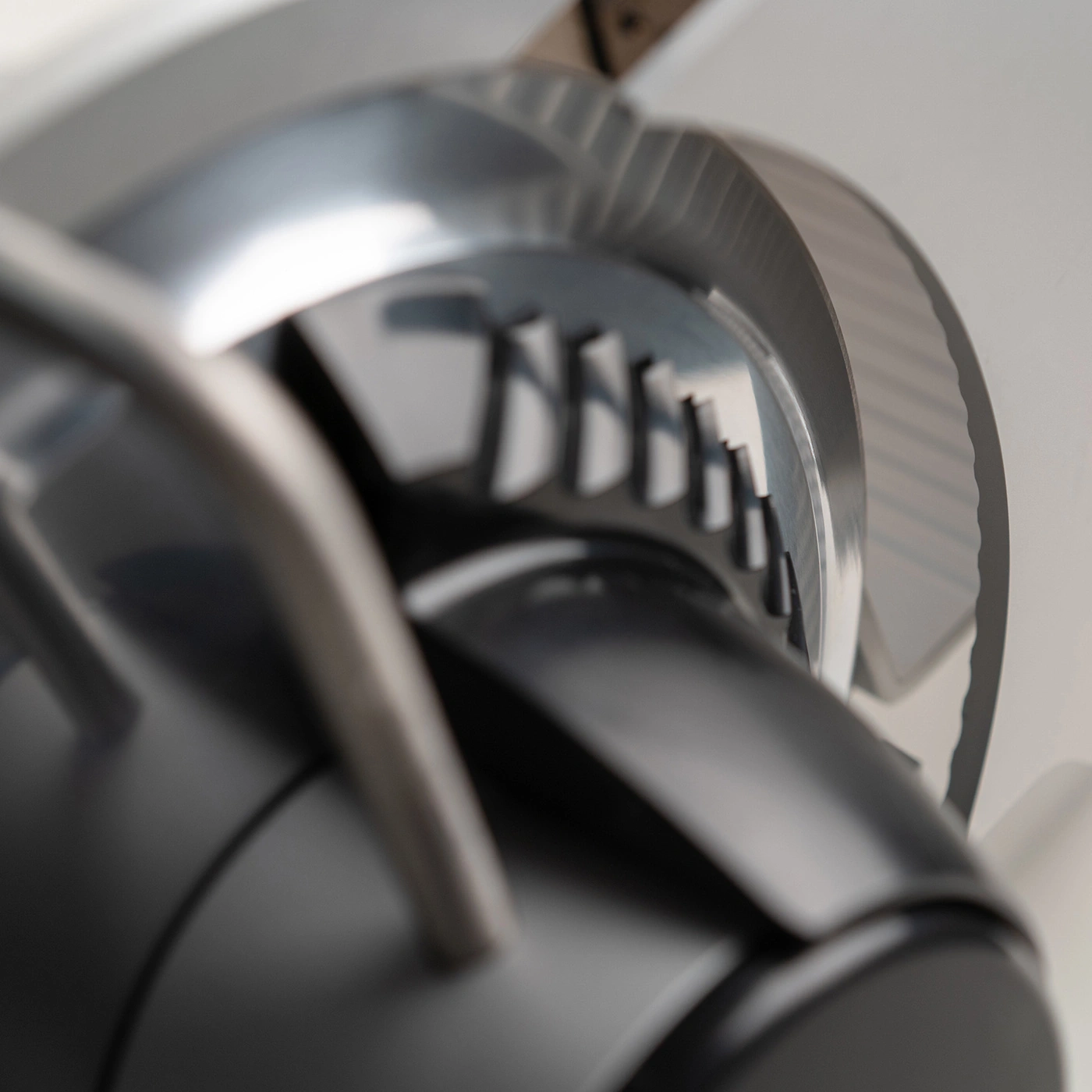 Primo piano di un dispositivo nero con parti metalliche e sfondo bianco